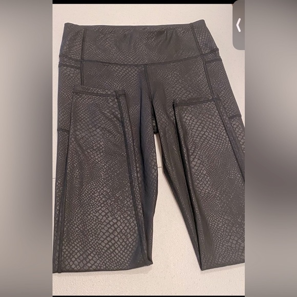 GAPFITS SNAKESKIN LEGGINGS BLACK WOMEMS HIGH-RISE SIZE MEDIUM - Picture 4 of 12